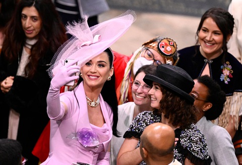 Biểu cảm Katy Perry ngơ ngác tìm chỗ ngồi trở thành meme hài mới - Ảnh 5. Biểu cảm Katy Perry ngơ ngác tìm chỗ ngồi trở thành meme hài mới - Ảnh 5.