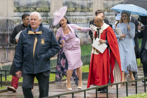 Biểu cảm Katy Perry ngơ ngác tìm chỗ ngồi trở thành meme hài mới - Ảnh 6. Biểu cảm Katy Perry ngơ ngác tìm chỗ ngồi trở thành meme hài mới - Ảnh 6.