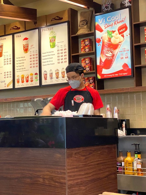 Chạy đua nước rút, cày cuốc luyện thi, không quên làm thêm! - Ảnh 3. Tuấn Kiệt thỉnh thoảng sẽ tranh thủ học bài khi quán vắng khách - Ảnh: NVCC