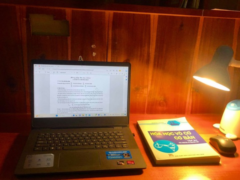 Chạy đua nước rút, cày cuốc luyện thi, không quên làm thêm! - Ảnh 2. Ngoài việc làm bài tập trên trường, công việc mỗi tối của Huy Hùng sẽ là lên kế hoạch và soạn giáo án cho buổi gia sư - Ảnh: NVCC