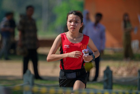 Ở nội dung marathon SEA Games 32, Lê Thị Tuyết giành huy chương bạc với thành tích 2 giờ 49 phút 21 giây - Ảnh: NAM TRẦN Lê Thị Tuyết phá kỷ lục quốc gia trẻ nội dung 5.000m nữ - Ảnh: NAM TRẦN