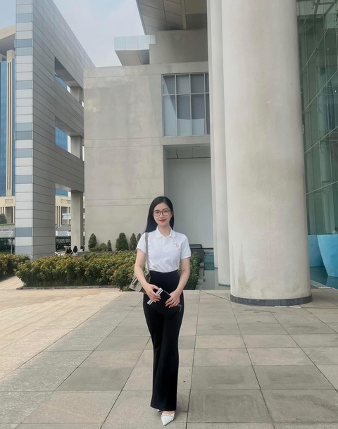 Chạy đua nước rút, cày cuốc luyện thi, không quên làm thêm! - Ảnh 1. Tranh thủ dịp hè, Khánh Huyền tranh thủ làm thêm để trau dồi kỹ năng sống - Ảnh: NVCC