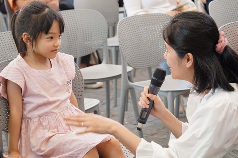 Tác giả Phạm Thị Hoài Anh giao lưu cùng một độc giả nhí về niềm vui đọc sách - Ảnh: T.ĐIỂU Tác giả Phạm Thị Hoài Anh giao lưu cùng một độc giả nhí về niềm vui đọc sách - Ảnh: T.ĐIỂU