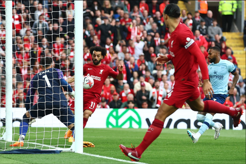Mohamed Salah nhen nhóm hy vọng Champions League cho Liverpool - Ảnh 1. Mohamed Salah ghi bàn cho Liverpool - Ảnh: GETTY IMAGES