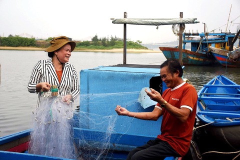 Ngư dân Võ Thu Anh và vợ đan lưới, chuẩn bị cho chuyến đi biển gần bờ - Ảnh: TRẦN MAI Ngư dân Võ Thu Anh và vợ đan lưới, chuẩn bị cho chuyến đi biển gần bờ - Ảnh: TRẦN MAI