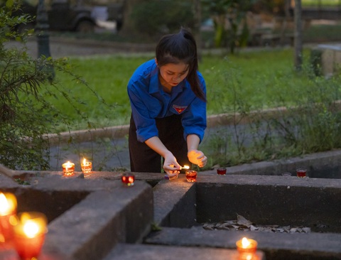 Bạn trẻ Hà Nội thắp nến tưởng nhớ Đại tướng Võ Nguyên Giáp - Ảnh 1. Bạn trẻ Hà Nội thắp nến tưởng nhớ Đại tướng Võ Nguyên Giáp - Ảnh 1.