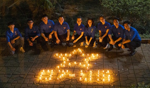 Bạn trẻ Hà Nội thắp nến tưởng nhớ Đại tướng Võ Nguyên Giáp - Ảnh 3. Bạn trẻ Hà Nội thắp nến tưởng nhớ Đại tướng Võ Nguyên Giáp - Ảnh 3.