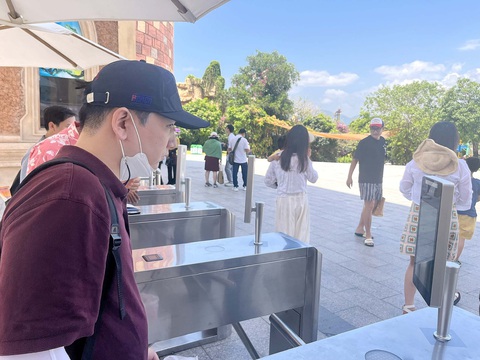 Du khách check-in bằng Face ID vào khu vui chơi giải trí ở Nha Trang (Khánh Hòa) - Ảnh: HẢI KIM Du khách check-in bằng Face ID vào khu vui chơi giải trí ở Nha Trang (Khánh Hòa) - Ảnh: HẢI KIM