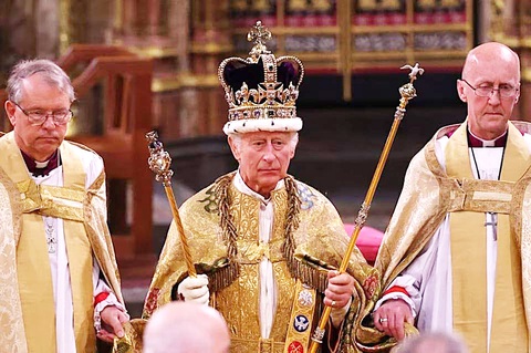 Vua Charles III đội vương miện trong lễ đăng quang ngày 6-5 - Ảnh: Getty Images Vua Charles III đội vương miện trong lễ đăng quang ngày 6-5 - Ảnh: Getty Images