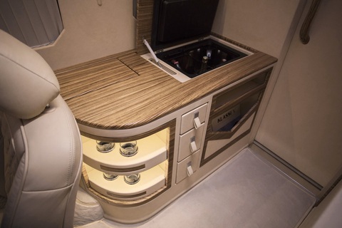 Mercedes-Benz Sprinter độ thành văn phòng làm việc 5 sao - Ảnh 9. Mercedes-Benz Sprinter độ thành văn phòng làm việc 5 sao - Ảnh 9.