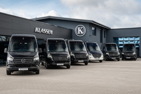 Mercedes-Benz Sprinter độ thành văn phòng làm việc 5 sao - Ảnh 1. Mercedes-Benz Sprinter độ thành văn phòng làm việc 5 sao - Ảnh 1.