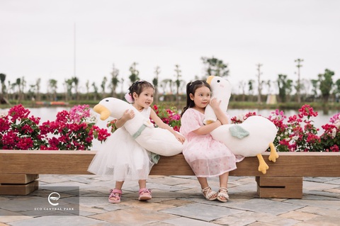 Khai trương công viên hồ Thiên Nga tại đô thị Eco Central Park - Ảnh 1. Các em nhỏ thích thú khi đến với công viên xanh lớn nhất miền Trung - Ảnh: E.C.P