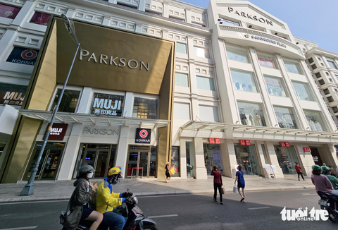 Rút khỏi Việt Nam, Parkson phải giải bài toán mặt bằng - Ảnh 1. Rút khỏi Việt Nam, Parkson phải giải bài toán mặt bằng - Ảnh 1.