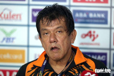 HLV U22 Malaysia: Tôi không phàn nàn trọng tài. Tôi phàn nàn... ông trời - Ảnh 1. HLV U22 Malaysia: Tôi không phàn nàn trọng tài. Tôi phàn nàn... ông trời - Ảnh 1.