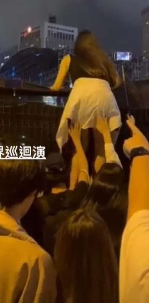 Không mua được vé, fan trèo tường, thuê du thuyền xem Châu Kiệt Luân hát - Ảnh 5. Không mua được vé, fan trèo tường, thuê du thuyền xem Châu Kiệt Luân hát - Ảnh 5.