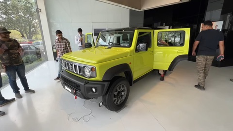 Suzuki Jimny sắp về Việt Nam qua đánh giá thực tế: Nên thay bánh, ghế sau hơi khó chịu - Ảnh 2. Suzuki Jimny sắp về Việt Nam qua đánh giá thực tế: Nên thay bánh, ghế sau hơi khó chịu - Ảnh 2.