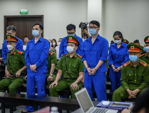 ‘Thổi giá’ chứng khoán thu lãi lớn, chủ tịch Louis Holdings lại khai ‘không có kiến thức về đầu tư’ - Ảnh 2. ‘Thổi giá’ chứng khoán thu lãi lớn, chủ tịch Louis Holdings lại khai ‘không có kiến thức về đầu tư’ - Ảnh 2.