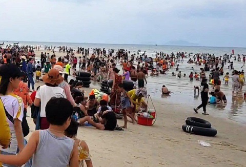 Dân đổ xô tắm biển giải nhiệt, một ngày cứu hộ hơn 20 người đuối nước - Ảnh 1. Dân đổ xô tắm biển giải nhiệt, một ngày cứu hộ hơn 20 người đuối nước - Ảnh 1.