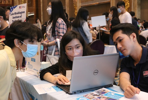 Phụ huynh, học sinh gặp gỡ các đại diện đại học ở Mỹ trong ngày hội du học do Tổng lãnh sự quán Mỹ tại TP.HCM tổ chức cuối năm 2022 - Ảnh: TRỌNG NHÂN Phụ huynh, học sinh gặp gỡ các đại diện đại học ở Mỹ trong ngày hội du học do Tổng lãnh sự quán Mỹ tại TP.HCM tổ chức cuối năm 2022 - Ảnh: TRỌNG NHÂN