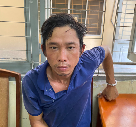 Cướp điện thoại bỏ chạy tông vào học sinh, dùng dao đe dọa người đi đường - Ảnh 1. Cướp điện thoại bỏ chạy tông vào học sinh, dùng dao đe dọa người đi đường - Ảnh 1.