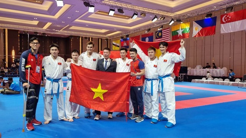SEA Games 32: Các võ sĩ Karate đã mang về 2HCV trong ngày 8-5 - Ảnh 3. Karate Việt Nam giành HCV kumite đồng đội nam - Ảnh: Huy Đăng