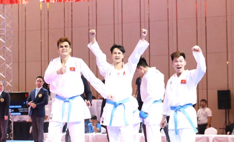 Các võ sĩ nam Việt Nam mừng chiến thắng trận chung kết kumite đồng đội - Ảnh: HUY ĐĂNG Các võ sĩ nam Việt Nam mừng chiến thắng trận chung kết kumite đồng đội - Ảnh: HUY ĐĂNG