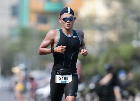 SEA Games 32: Lâm Quang Nhật phải dừng thi triathlon vì khó thở - Ảnh 1. SEA Games 32: Lâm Quang Nhật phải dừng thi triathlon vì khó thở - Ảnh 1.