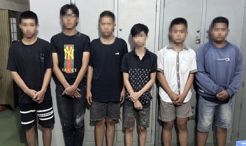 Bắt nóng nhóm thanh thiếu niên ném bom xăng, đập phá xe tải - Ảnh 1. Bắt nóng nhóm thanh thiếu niên ném bom xăng, đập phá xe tải - Ảnh 1.