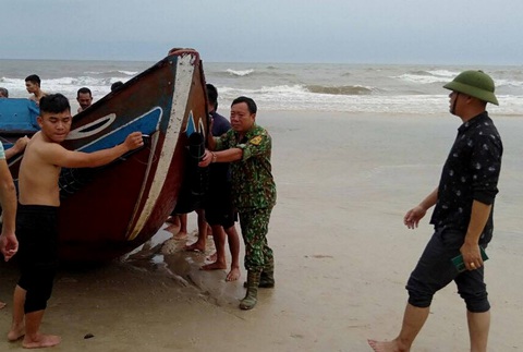 Giông lốc trong đêm khiến nhiều tàu thuyền bị chìm, 3 ngư dân mất tích - Ảnh 1. Tàu thuyền tại Quảng Trị bị giông lốc đánh chìm đã được trục vớt, hiện cơ quan chức năng tiếp tục tìm kiếm ngư dân mất tích - Ảnh: H.T