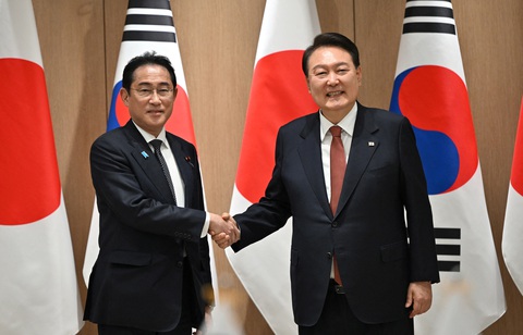 Tổng thống Hàn Quốc Yoon Suk Yeol (phải) bắt tay Thủ tướng Nhật Bản Kishida Fumio trong cuộc gặp tại văn phòng tổng thống Hàn Quốc tại Seoul, Hàn Quốc ngày 7-5 - Ảnh: REUTERS Tổng thống Hàn Quốc Yoon Suk Yeol (phải) bắt tay Thủ tướng Nhật Bản Kishida Fumio trong cuộc gặp tại văn phòng tổng thống Hàn Quốc tại Seoul, Hàn Quốc ngày 7-5 - Ảnh: REUTERS