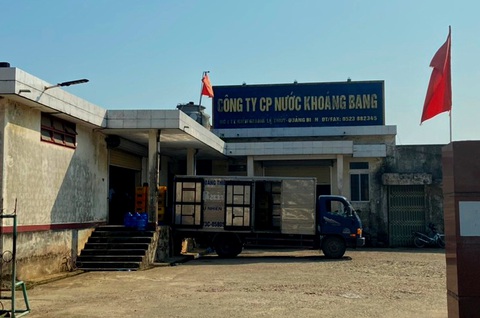 Bình nước lọc có đỉa còn sống đã bị đơn vị sản xuất tiêu hủy - Ảnh 1. Bình nước lọc có đỉa còn sống đã bị đơn vị sản xuất tiêu hủy - Ảnh 1.
