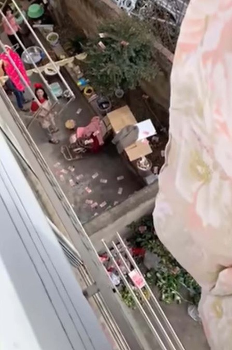 Phát hiện quỹ đen của chồng nhờ đi giặt chăn - Ảnh 1. Phát hiện quỹ đen của chồng nhờ đi giặt chăn - Ảnh 1.