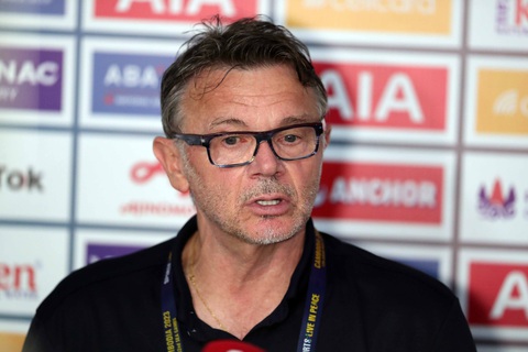 HLV Troussier: Muốn vô địch, không được sợ đối thủ nào - Ảnh 1. HLV Troussier: Muốn vô địch, không được sợ đối thủ nào - Ảnh 1.