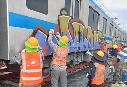 Tàu metro số 1 bị vẽ bậy ở nơi không có góc quay camera - Ảnh 1. Tàu metro số 1 bị vẽ bậy ở nơi không có góc quay camera - Ảnh 1.