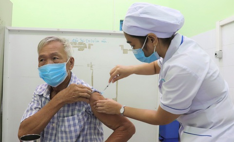 Tiêm vắc xin phòng COVID-19 mũi tăng cường cho người cao tuổi tại Bệnh viện Đa khoa khu vực Hóc Môn (TP.HCM) Tiêm vắc xin phòng COVID-19 mũi tăng cường cho người cao tuổi tại Bệnh viện Đa khoa khu vực Hóc Môn (TP.HCM)