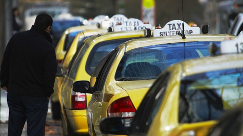Ngủ quên trên xe, cước taxi tăng gấp 3 - Ảnh 1. Ngủ quên trên xe, cước taxi tăng gấp 3 - Ảnh 1.