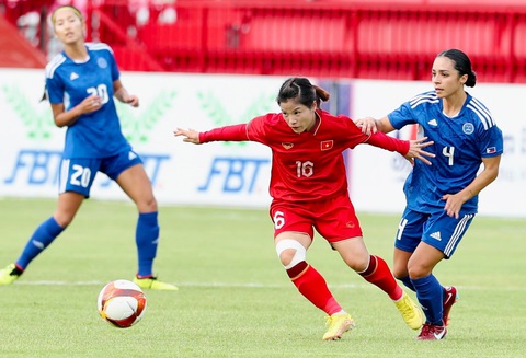 Nữ Việt Nam - nữ Philippines (hiệp 1)0-1: Philippines mở tỉ số từ chấm 11m - Ảnh 1. Tuyển nữ Việt Nam (áo đỏ) trong trận đấu với Philippines - Ảnh: N.K