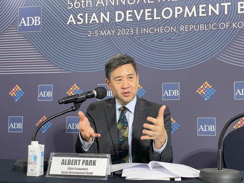 Ông Albert Park, nhà kinh tế trưởng tại Ngân hàng ADB, phát biểu trong hội nghị tại Incheon, Hàn Quốc tuần đầu tháng 5-2023 - Ảnh: NHẬT ĐĂNG Ông Albert Park, nhà kinh tế trưởng tại Ngân hàng ADB, phát biểu trong hội nghị tại Incheon, Hàn Quốc tuần đầu tháng 5-2023 - Ảnh: NHẬT ĐĂNG