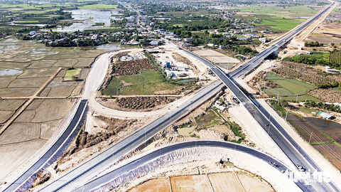 Công nhân thi công nút giao cao tốc Vĩnh Hảo - Phan Thiết với quốc lộ 28 tại huyện Hàm Thuận Bắc, Bình Thuận - Ảnh: ĐỨC TRONG Công nhân thi công nút giao cao tốc Vĩnh Hảo - Phan Thiết với quốc lộ 28 tại huyện Hàm Thuận Bắc, Bình Thuận - Ảnh: ĐỨC TRONG