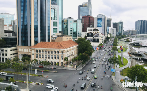 Che mát, làm đẹp cho bến Bạch Đằng, phố đi bộ Nguyễn Huệ - Ảnh 1. Che mát, làm đẹp cho bến Bạch Đằng, phố đi bộ Nguyễn Huệ - Ảnh 1.