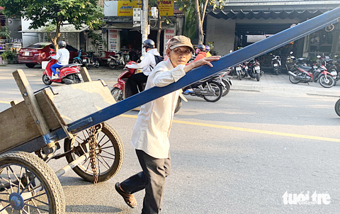 Những người lao động nghèo ở Đà Nẵng vẫn mưu sinh bằng nghề kéo xe lôi nhờ sức người thay vì kéo xe máy Những người lao động nghèo ở Đà Nẵng vẫn mưu sinh bằng nghề kéo xe lôi nhờ sức người thay vì kéo xe máy- Ảnh: B.D