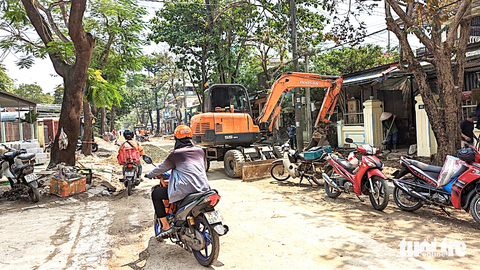 Khu vực đường Nguyễn Chí Diễu gần di tích Đại nội Huế bị đào xới 2 năm nay - Ảnh: NHẬT LINH Khu vực đường Nguyễn Chí Diễu gần di tích Đại nội Huế bị đào xới 2 năm nay - Ảnh: NHẬT LINH