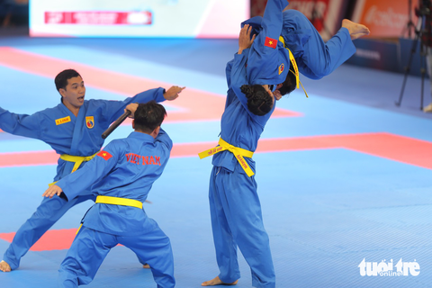 SEA Games: Vovinam đoạt huy chương vàng đầu tiên trong ngày 9-5 - Ảnh 3. Các vận động viên Việt Nam giành HCV nội dung đa luyện vũ khí - Ảnh: Đ.G
