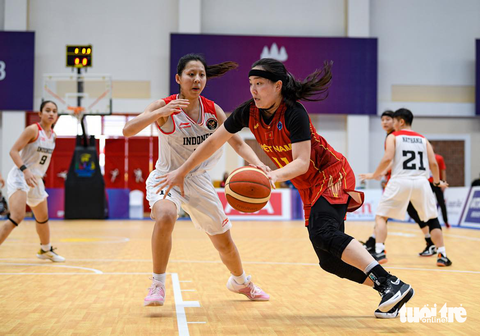 SEA Games: Vovinam đoạt huy chương vàng đầu tiên trong ngày 9-5 - Ảnh 4. Tuyển bóng rổ Việt Nam (áo đỏ) thất bại trước Indonesia - Ảnh: NAM TRẦN