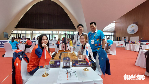 SEA Games: Hồng Nhung đoạt HCV cờ Ouk Chaktrang - Ảnh 3. Hồng Nhung (trái) đoạt thêm 1 HCV về cho đoàn thể thao Việt Nam - Ảnh: MINH THẮNG