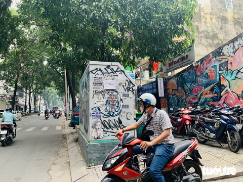 Vẫn chưa quy hoạch quảng cáo ngoài trời, chưa phạt nặng nghệ sĩ quảng cáo sai - Ảnh 1. Vẫn chưa quy hoạch quảng cáo ngoài trời, chưa phạt nặng nghệ sĩ quảng cáo sai - Ảnh 1.