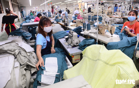 Công nhân dệt may làm việc tại Công ty TNHH Việt Thắng Jean, TP Thủ Đức, TP.HCM chiều 24-2 - Ảnh: QUANG ĐỊNH Công nhân dệt may làm việc tại Công ty TNHH Việt Thắng Jean, TP Thủ Đức, TP.HCM chiều 24-2 - Ảnh: QUANG ĐỊNH