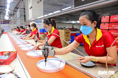 Ngân hàng đua giảm lãi suất gởi: Tín dụng sẽ tăng, sức ép doanh nghiệp sẽ giảm? - Ảnh 1. Ngân hàng đua giảm lãi suất gởi: Tín dụng sẽ tăng, sức ép doanh nghiệp sẽ giảm? - Ảnh 1.