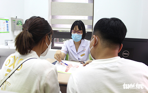 Bác sĩ tư vấn thăm khám sinh sản cho bệnh nhân hiếm muộn - Ảnh: DƯƠNG LIỄU Bác sĩ tư vấn thăm khám sinh sản cho bệnh nhân hiếm muộn - Ảnh: DƯƠNG LIỄU