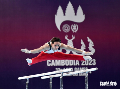SEA Games: Khánh Phong đánh bại nhà vô địch thế giới đoạt HCV - Ảnh 3. Đinh Phương Thành đoạt HCB nội dung xà kép - Ảnh: NAM TRẦN
